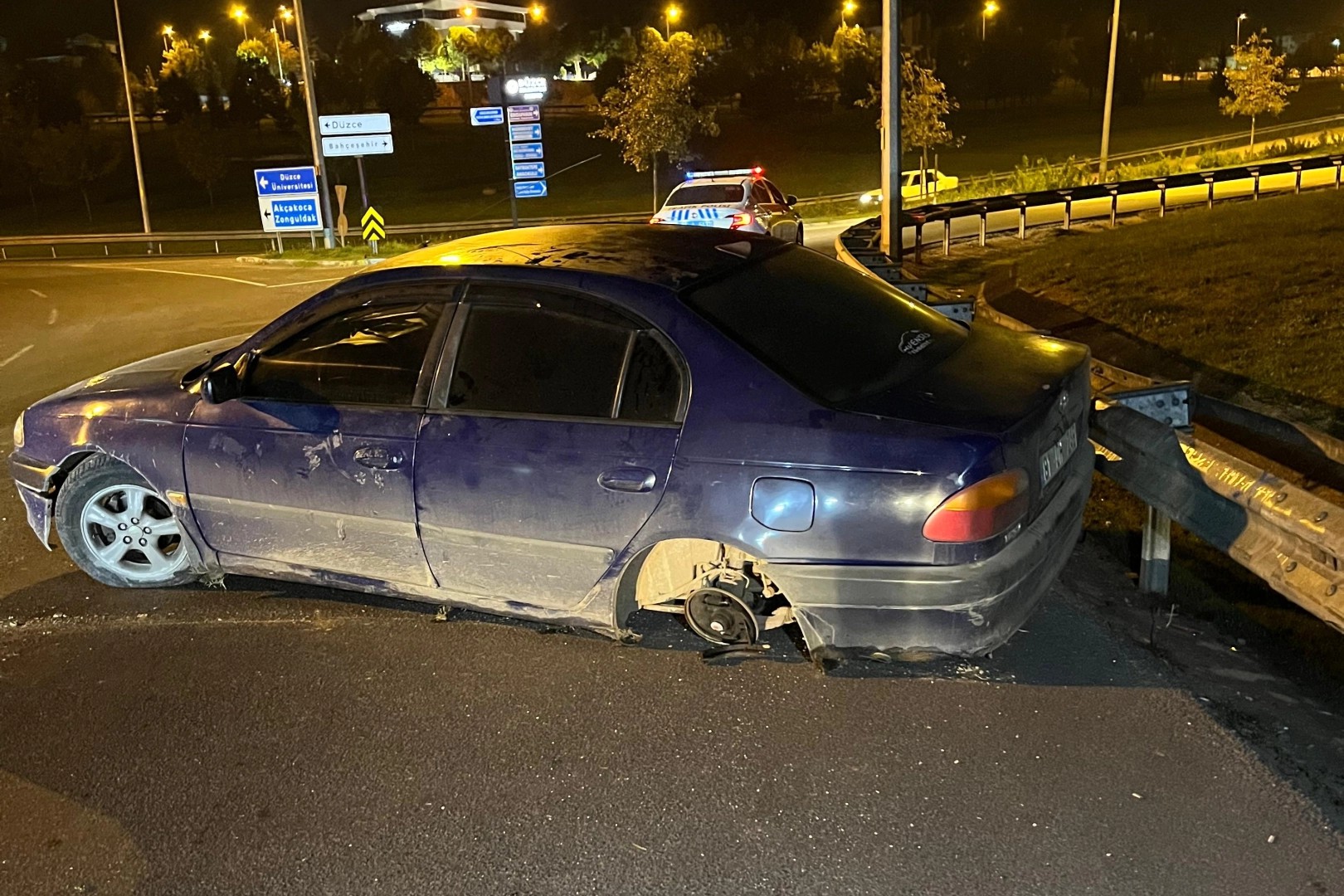 Düzce'de polise 'dur'mayan sürücüyü kaza durdurdu!