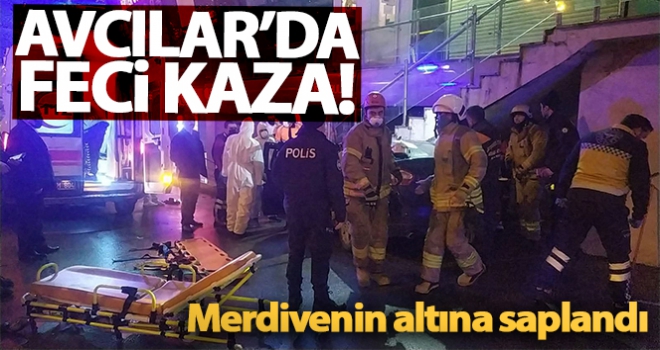 Avcılar'da bir otomobil AVM girişindeki merdivenin altına saplandı: 3 yaralı