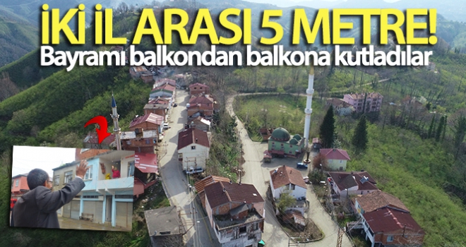 İller arası 5 adım olan mahallede bayramı balkondan balkona kutladılar