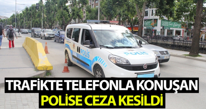 Trafikte telefonla konuşurken emniyet müdürüne yakalanan polise ceza kesildi