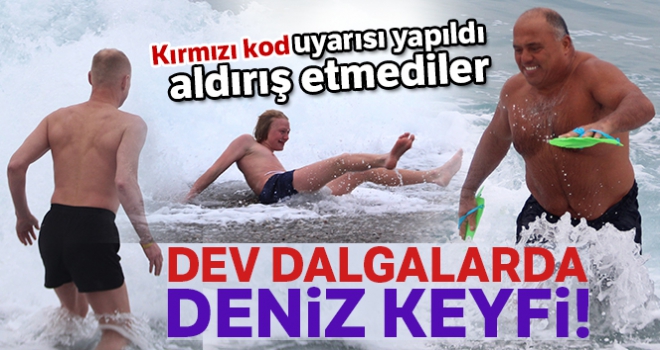 Kırmızı koda rağmen dev dalgalarda deniz keyfi