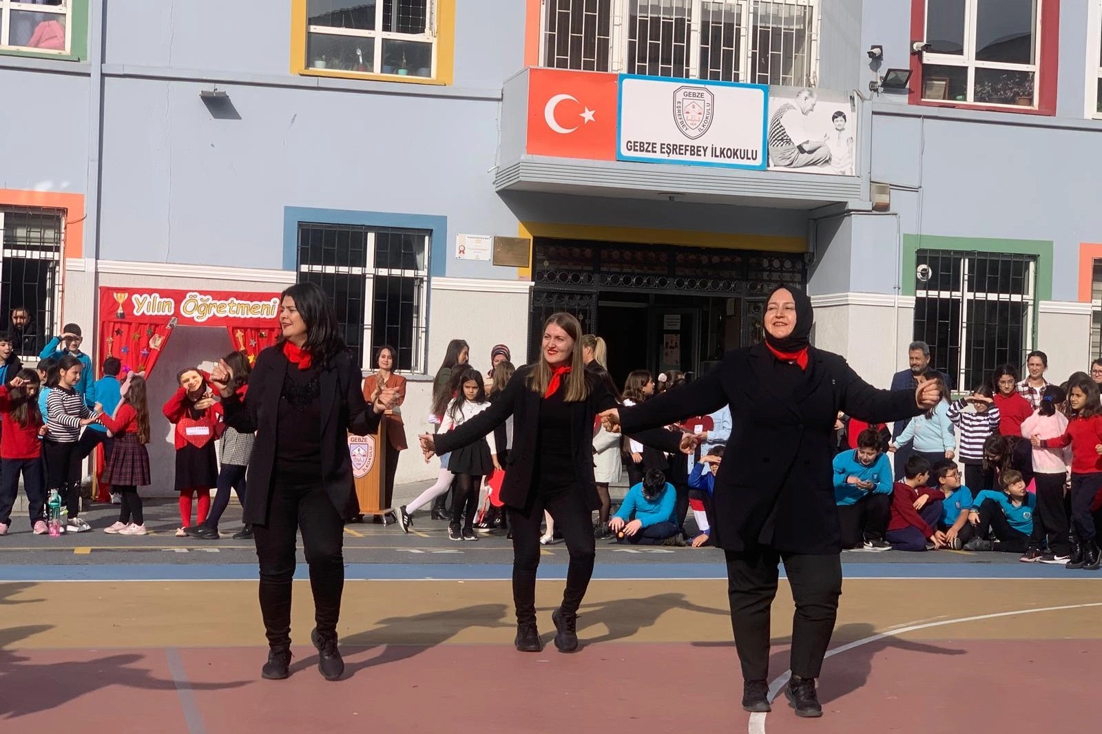 Kocaeli Gebze Eşrefbey İlkokulu'nda renkli kutlama