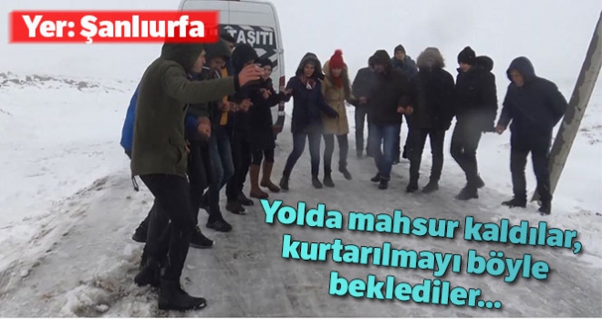 Yolda mahsur kaldılar, halay çekerek kurtarılmayı beklediler