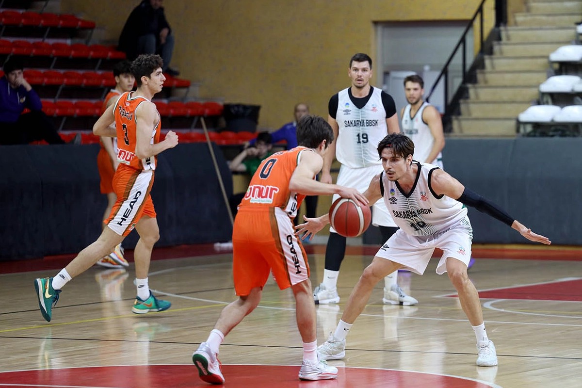 Sakarya son saniye basketiyle ilk galibiyeti aldı