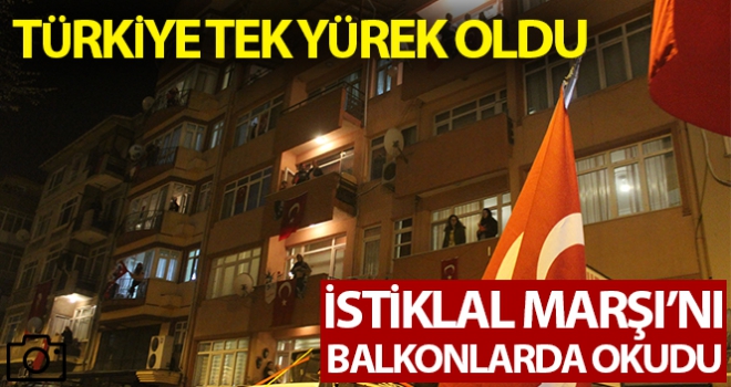 Binlerce vatandaş evlerinin balkon ve pencerelerinden İstiklal Marşı okudu