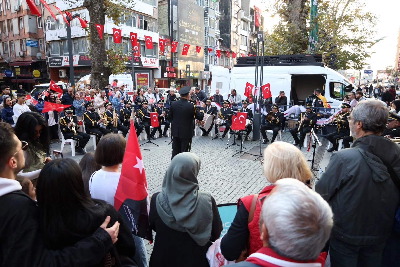 Cumhuriyet Bulvarı Ata’nın sevdiği şarkılarla çınladı