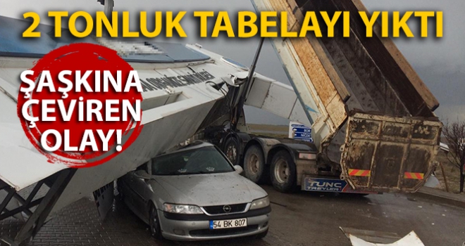 Damperi açık kalan kamyon 2 tonluk tabelayı yıktı