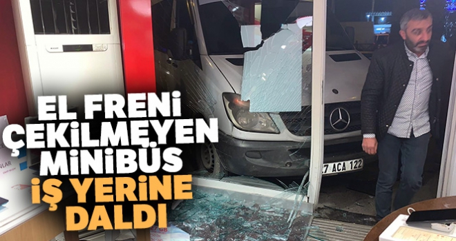 El freni çekilmeyen minibüs iş yerine daldı