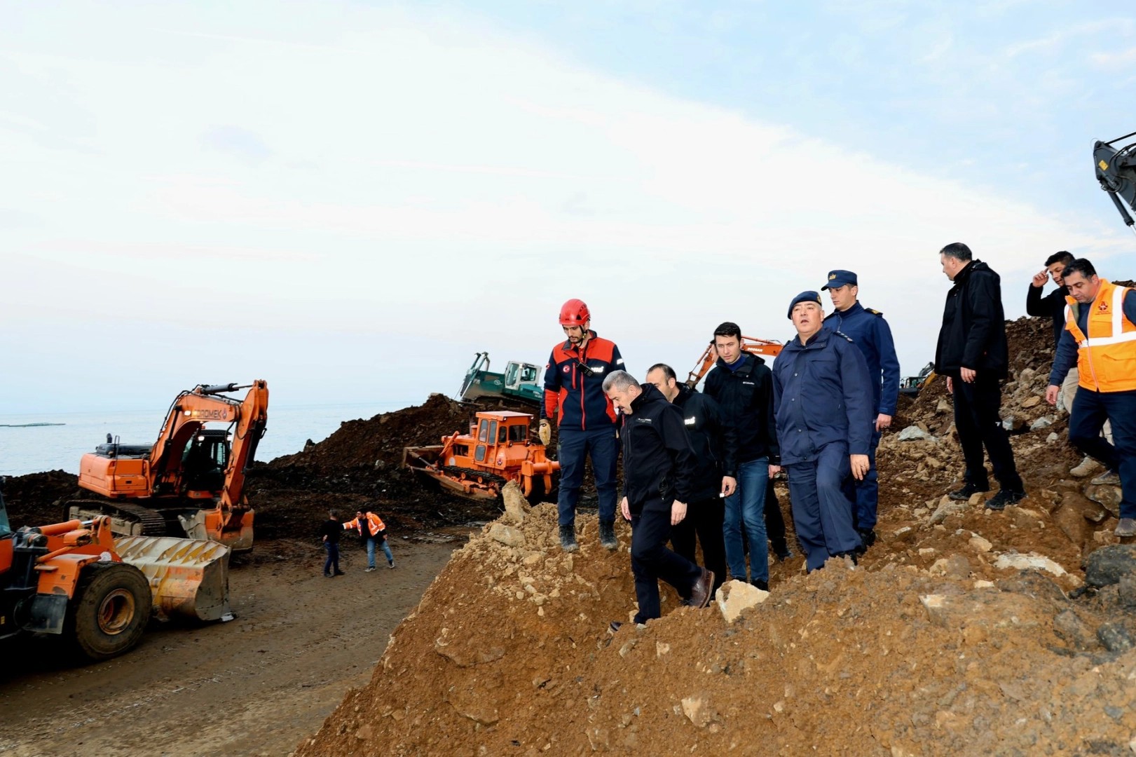 Artvin'de heyelan: Toprak altında 4 kişinin cansız bedenine ulaşıldı