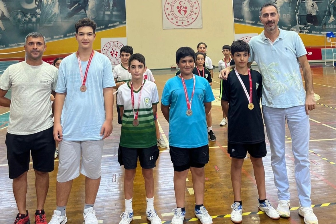 Manisa BBSK, badmintonda 'Zafer'e damga vurdu