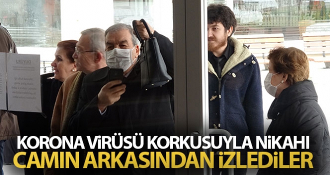 Korona virüsü korkusuyla nikahı camın arkasından izlediler