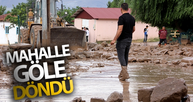 Erzincan'da dereden taşan sel suları mahallenin ortasından geçti