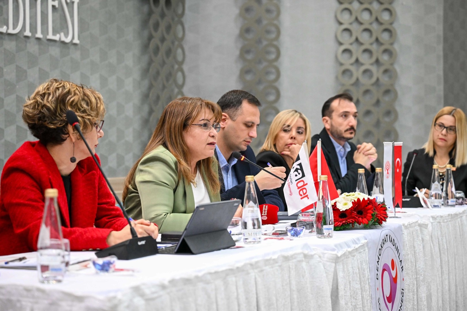 İzmir Bornova'da kadın haklarına duyarlı panel