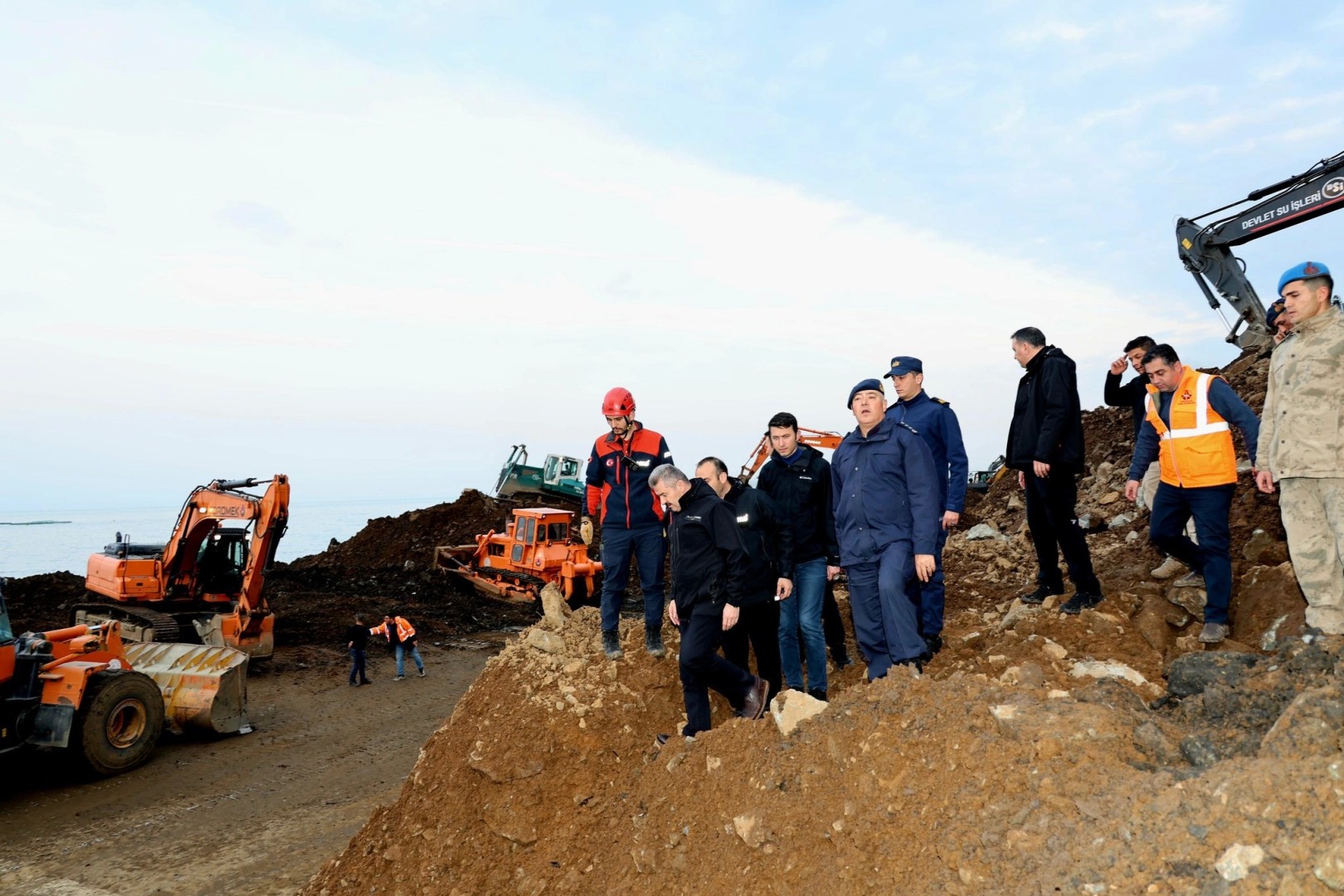 Artvin'de heyelandan kapanan yolda ulaşım tek şeritten!