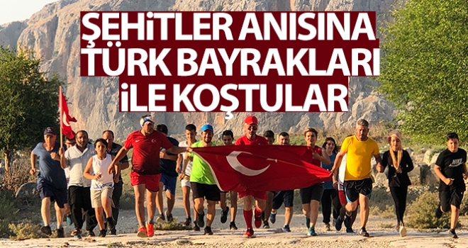 Şehitler anısına Anavarza Kalesi etrafından Türk bayrakları ile koştular