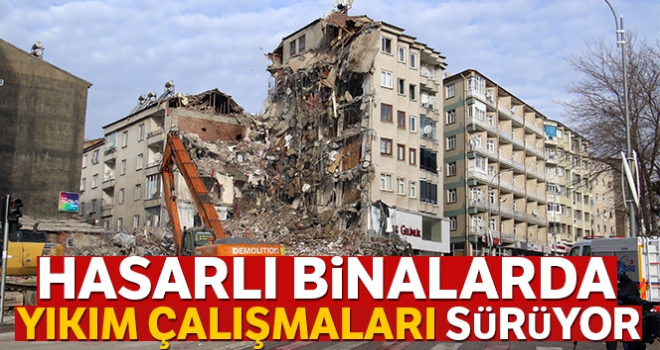 Elazığ'da hasarlı binalarda yıkım çalışmaları sürüyor