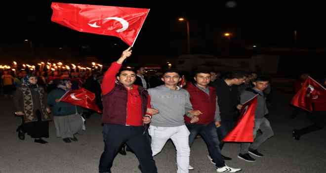 Karabüklüler Cumhuriyet coşkusunu fener alayıyla yaşadı