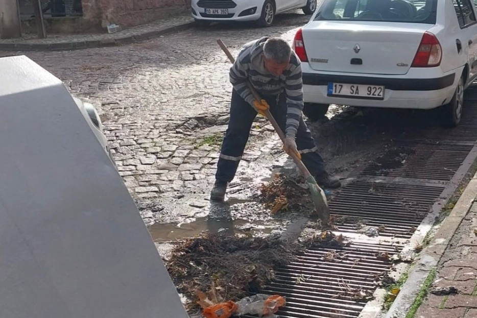 Ayvalık'ta yağmur sonrası dip bucak temizlik