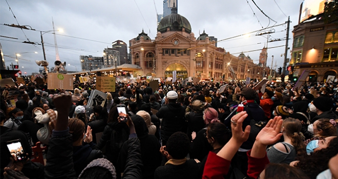 Avustralya'da ırkçılık karşıtı dev protesto