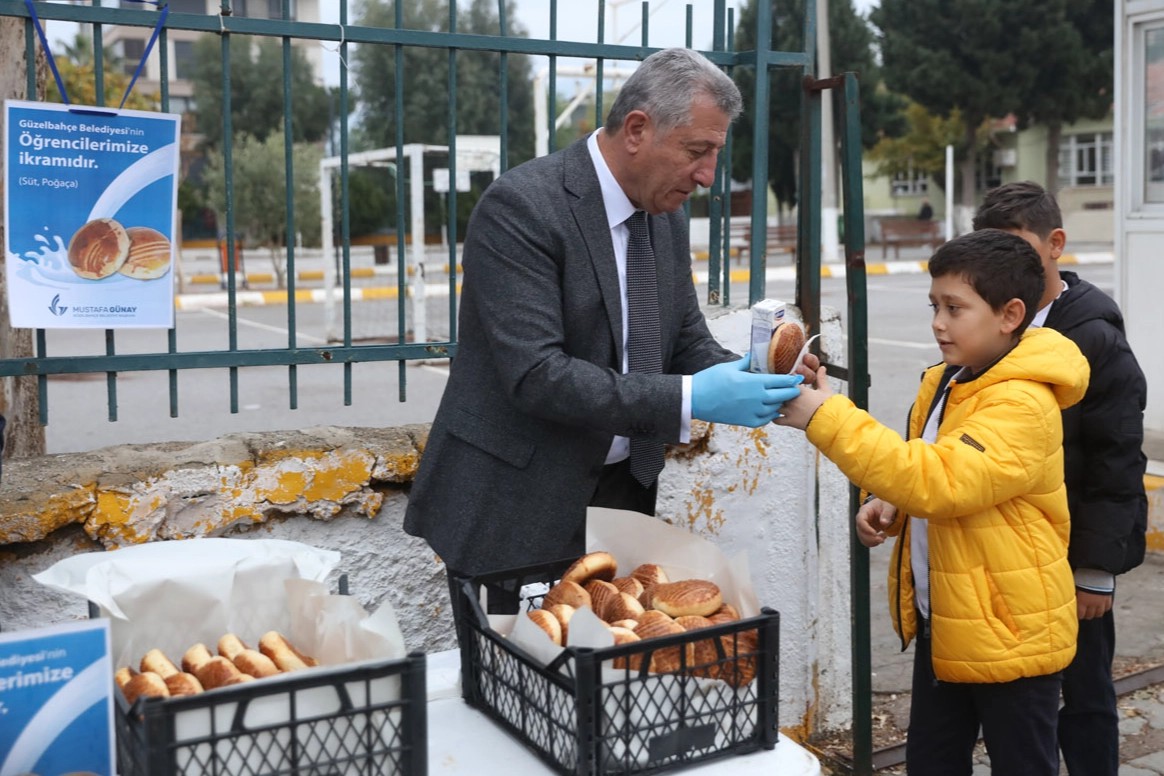 İzmir Güzelbahçe'den çocuklara okul sürprizi