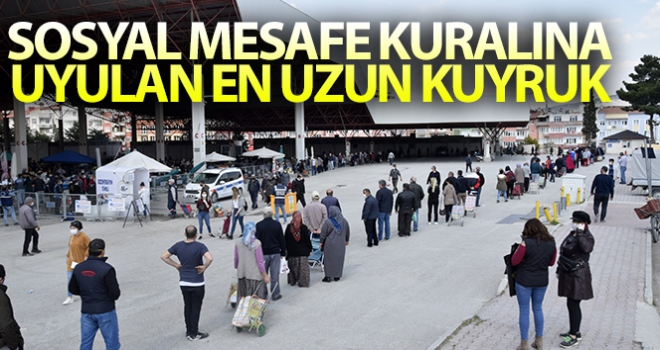 Sosyal mesafe kuralına uyulan en uzun kuyruk