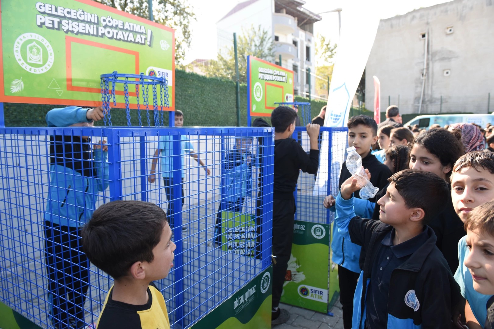 Bursa Yıldırım'da çocuklar şişeleri potaya smaçlıyor