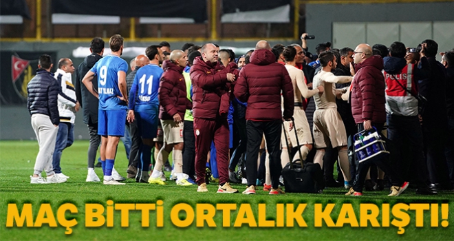 Tuzlaspor - Galatasaray maçının ardından saha karıştı