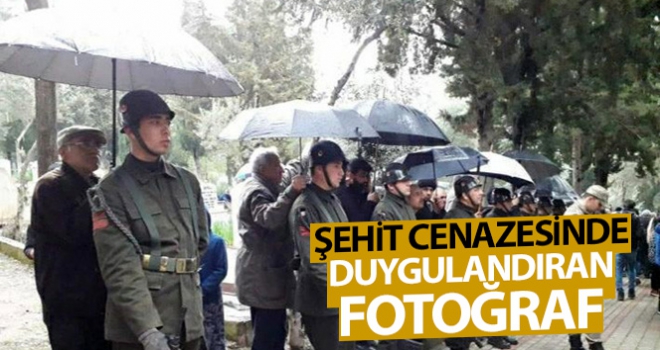 Şehit cenazesinde duygulandıran fotoğraf