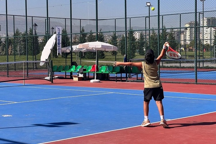 Kayseri Büyükşehir'den heyecanlı tenis turnuvası