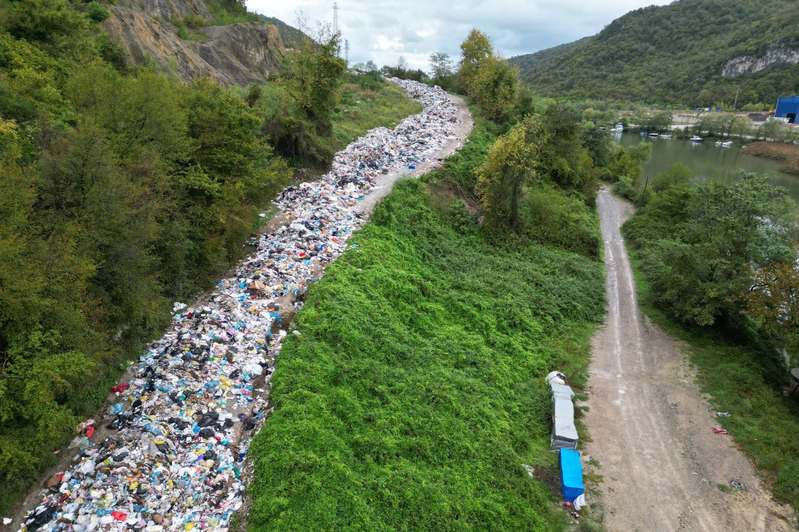 Bartın'da yola dökülen çöplere Bakanlık incelemesi!