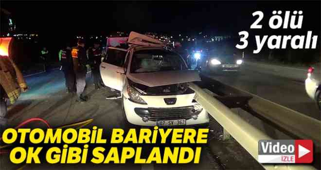 Otomobil bariyere ok gibi saplandı: 2 ölü, 3 yaralı