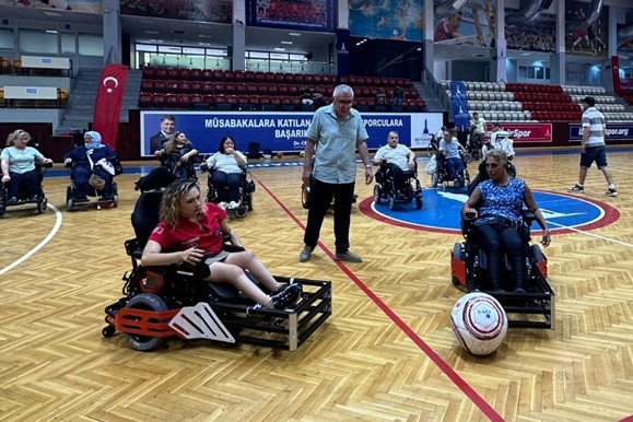 İzmir'de engeller tekerlekli sandalye futbolu ile kalktı