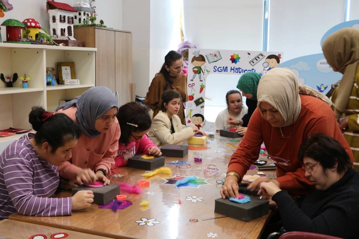 Engelsiz yüreklere yeşil-siyah ve eğlence dolu bir ev sahipliği