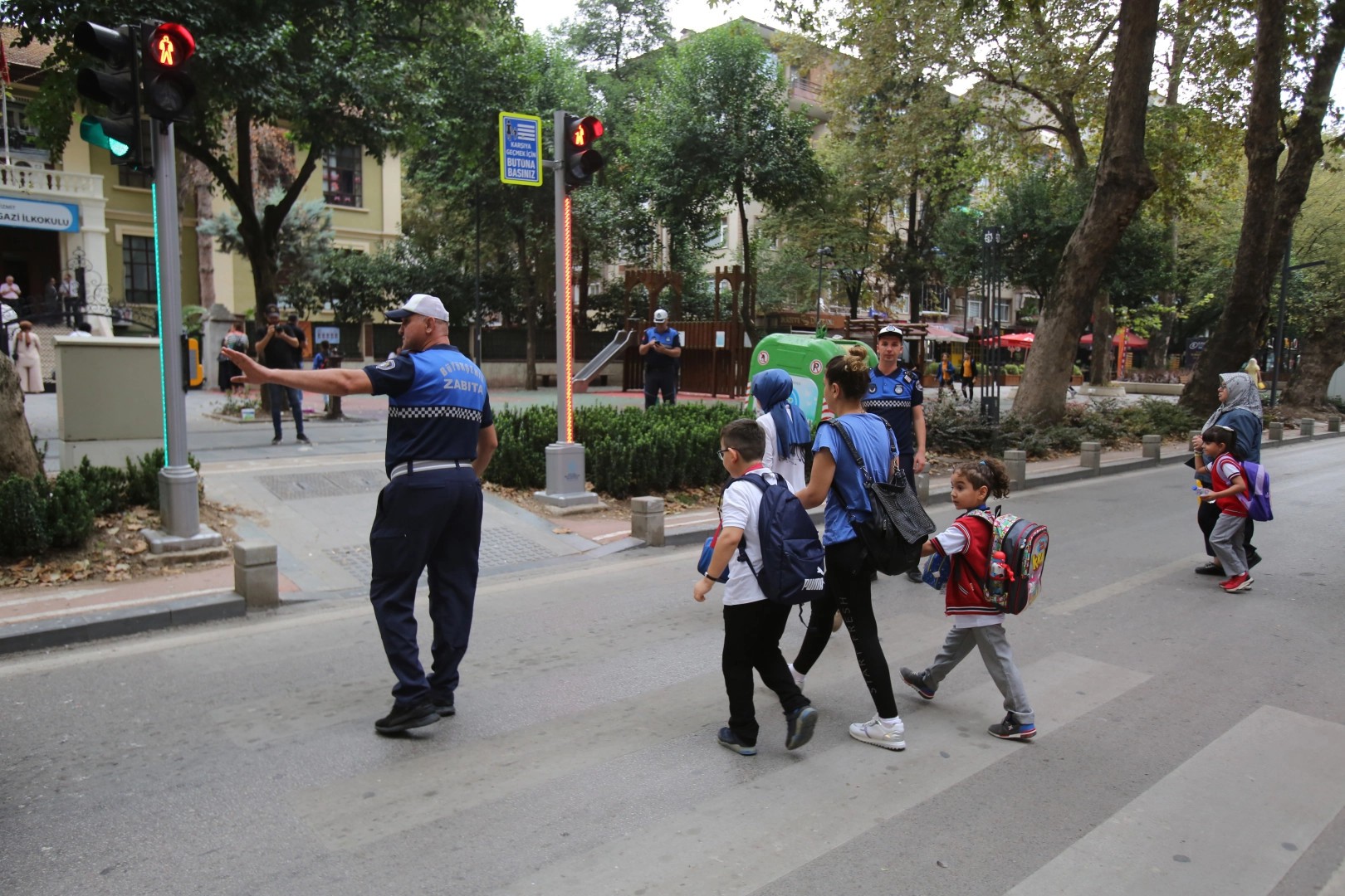 Kocaeli Büyükşehir Zabıtası görevde okul önleri güvende