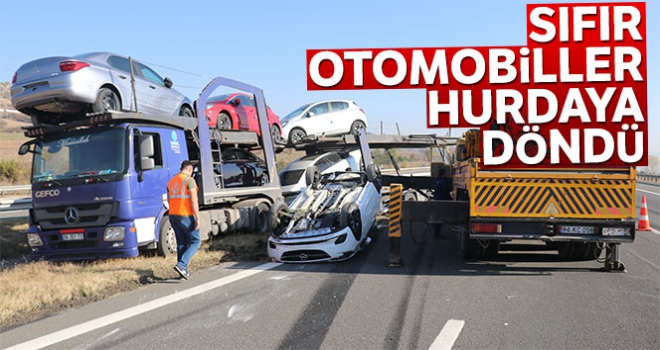 TEM'de kaza yapan tırdaki sıfır otomobiller hurdaya döndü