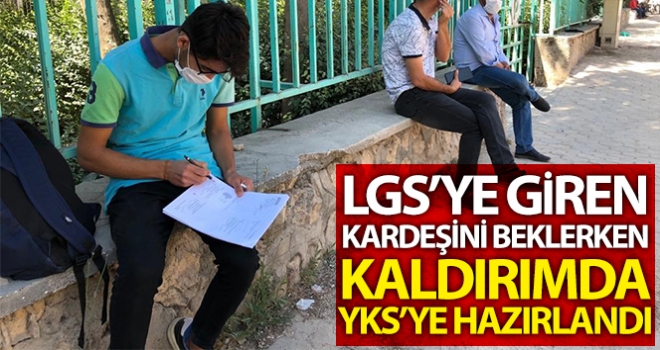 LGS'ye giren kardeşini beklerken kaldırımda YKS'ye hazırlandı