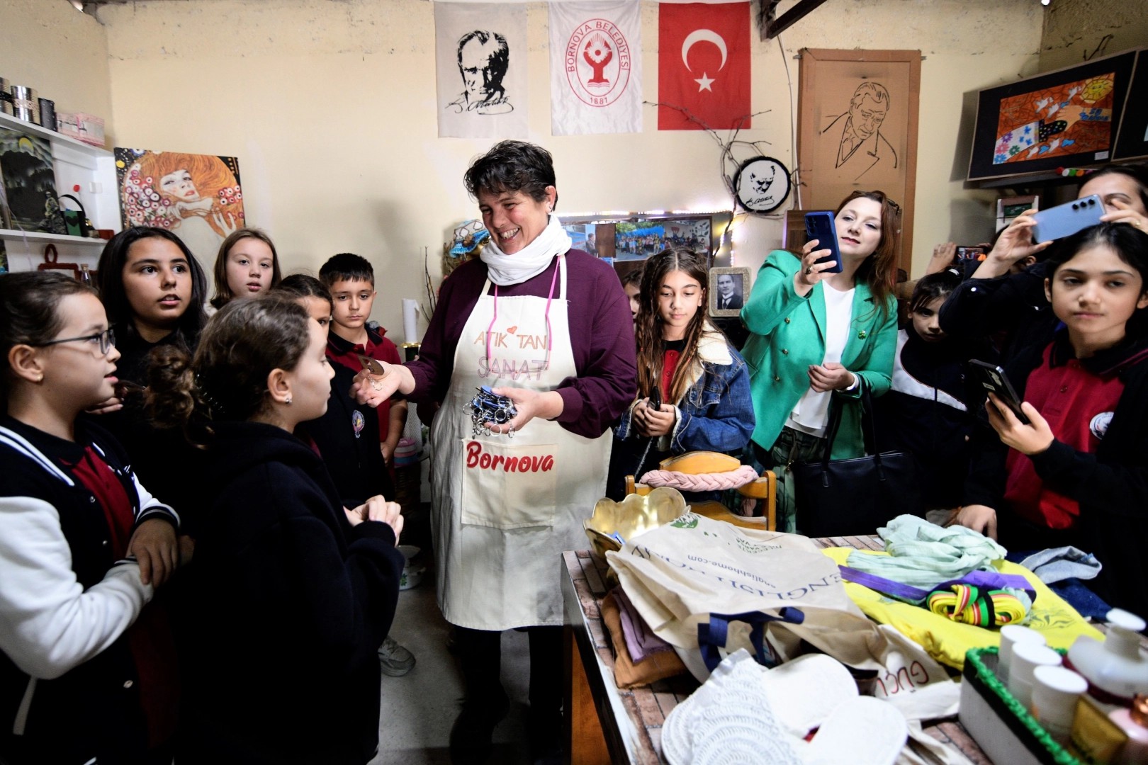 Bornova’da gençlere geri dönüşüm eğitimi