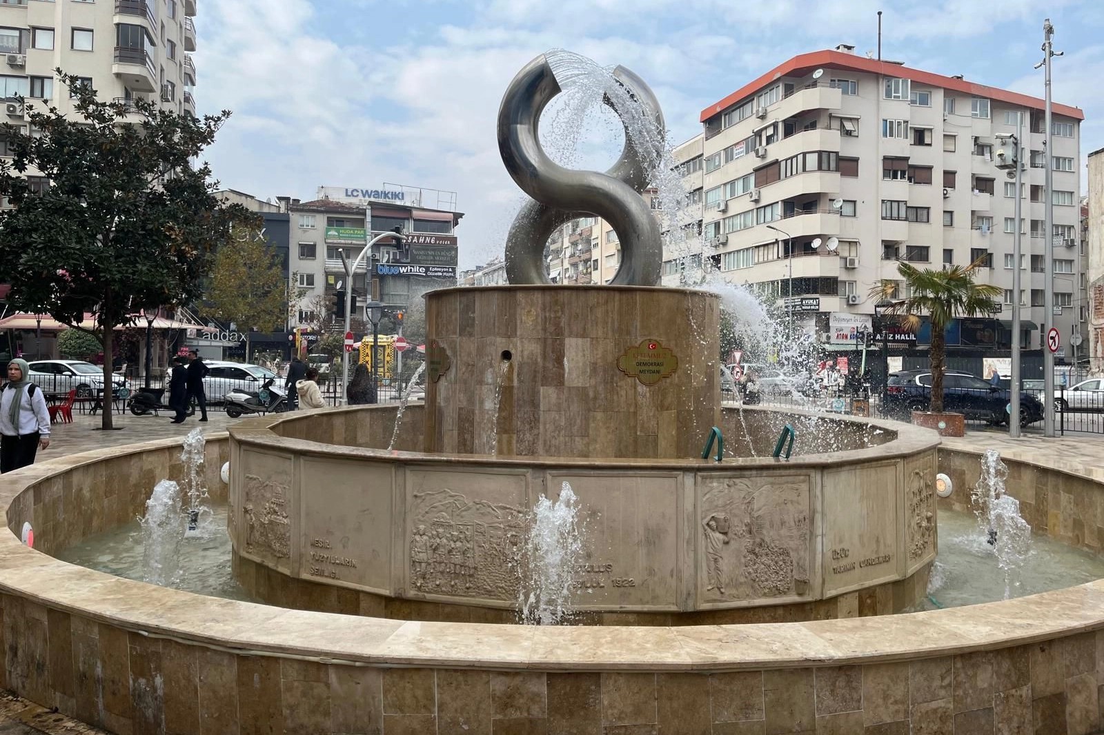 Manisa'da kentin havuzlarına Büyükşehir bakımı