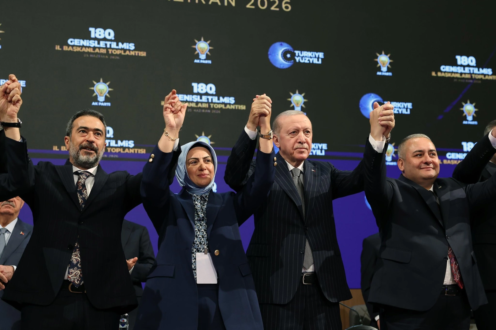 AK Parti’ye üç belediye başkanı daha katıldı... Rozetleri Erdoğan taktı