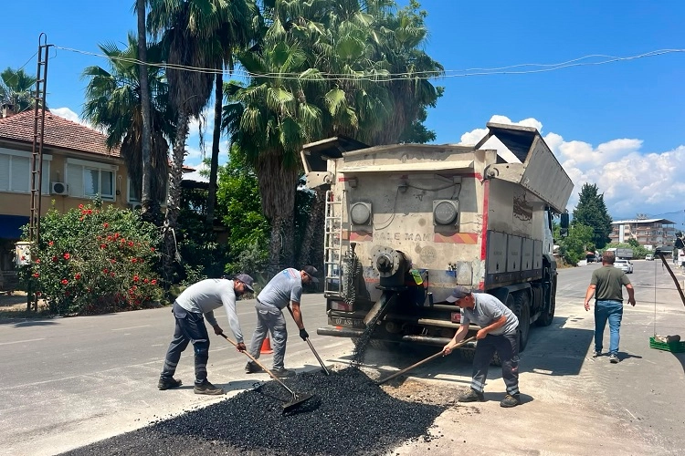 Antalya Finike'de yollar yenileniyor bordürler boyanıyor