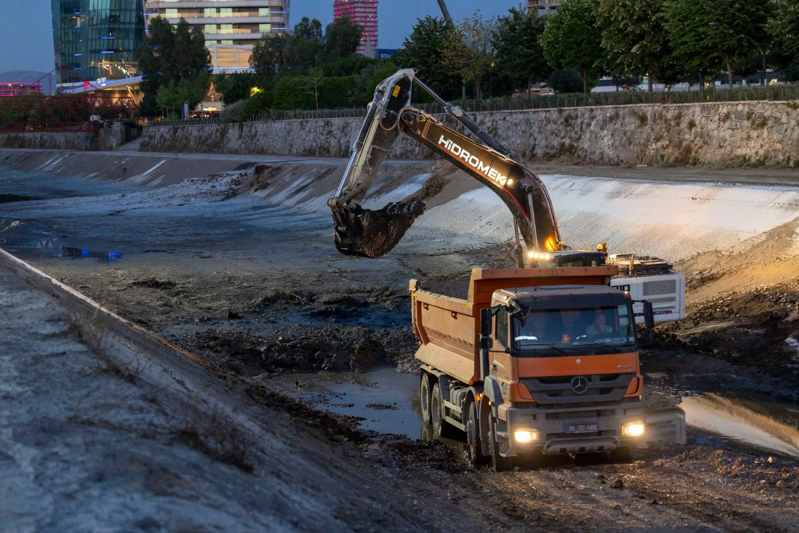 İZSU’dan Manda Çayı’nda temizlik seferberliği