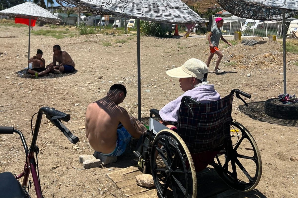 İzmir Narlıdere'de özel gereksinimli bireyler denizle buluştu