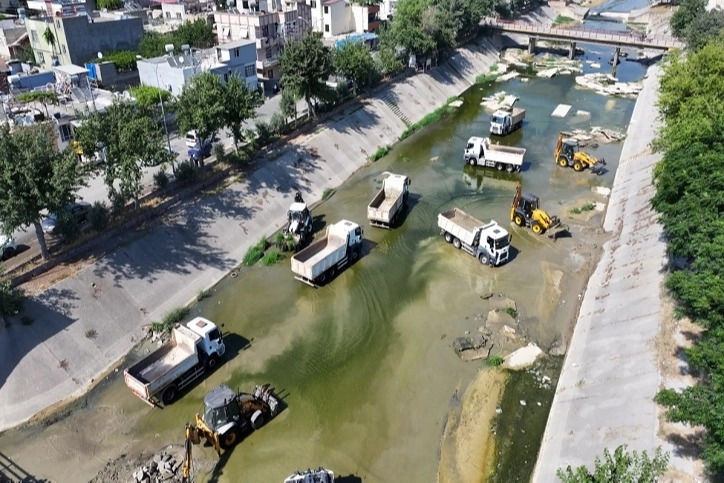 ASKİ, Sarıçam Deresi’nde kapsamlı temizlik başlattı