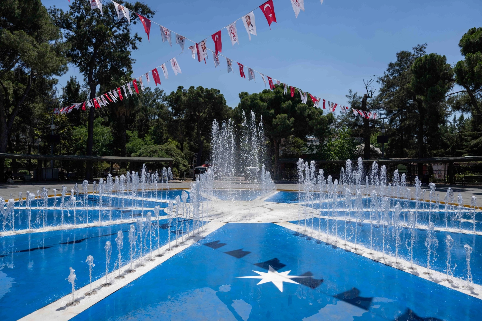 İzmir Bornova'da Büyükpark’in simge havuzu yenilendi