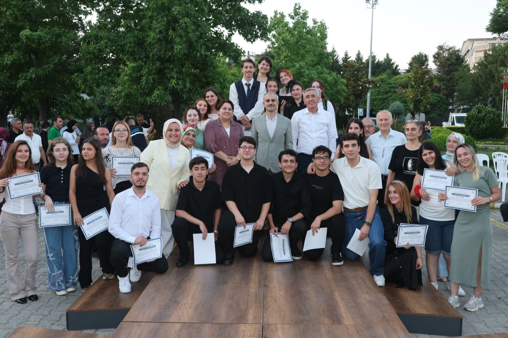 Açık havada tiyatro resitali sunup, sertifikalarını aldılar