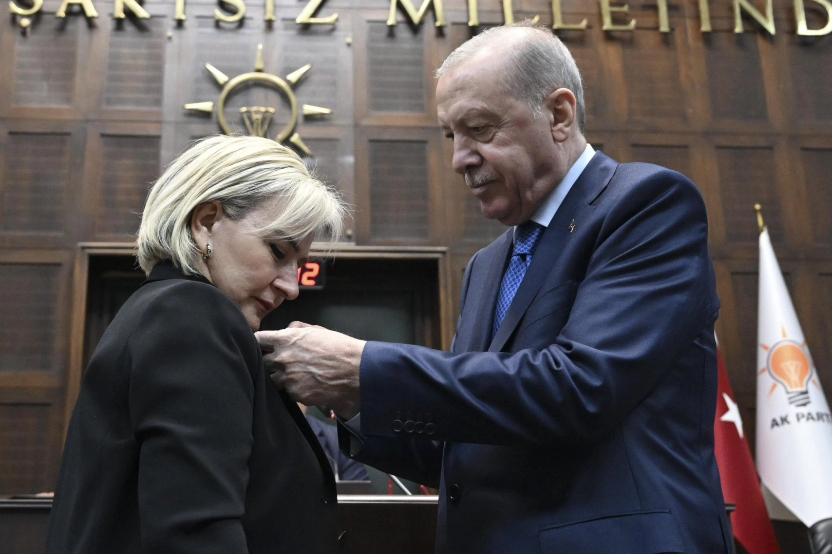 CHP’den istifa eden Nimet Özdemir AK Parti’ye katıldı