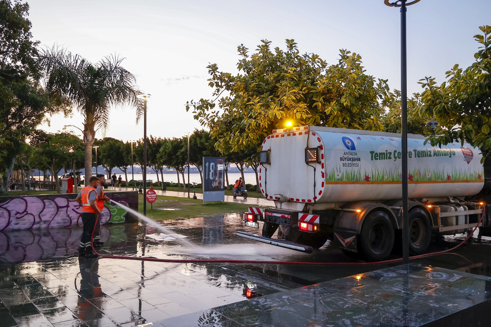 Antalya'da Konyaaltı Sahili’nde 7/24 temizlik mesaisi