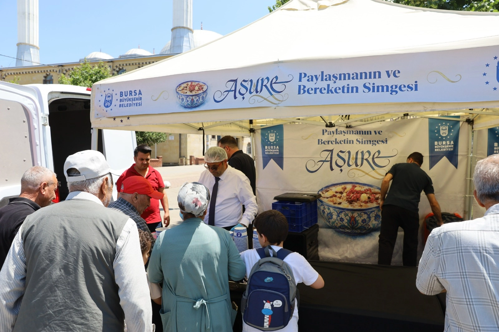 Bursa Büyükşehir'in aşure geleneği Şirinevler'de yaşatıldı