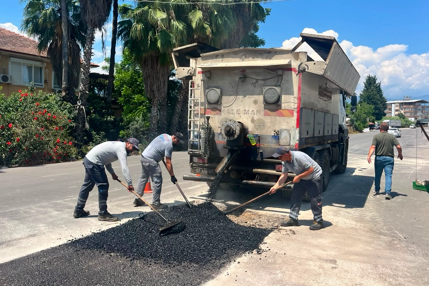 Antalya Finike’de yollar yenileniyor