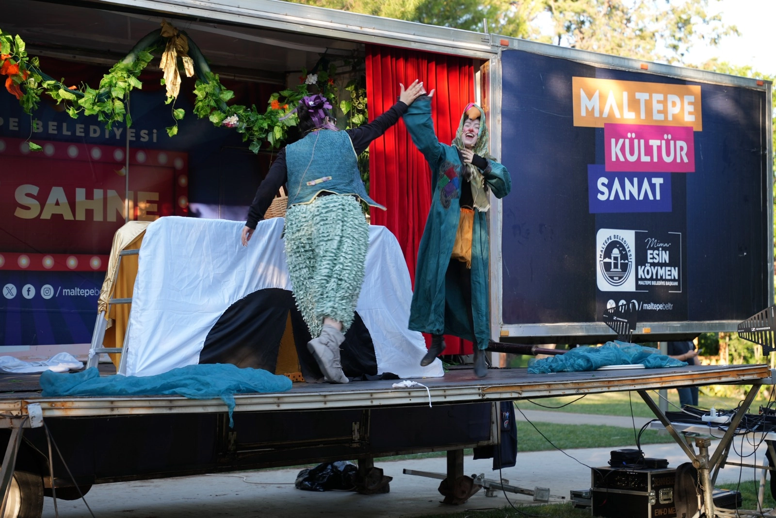 İstanbul Maltepe'de gezici yaz tiyarosu başladı